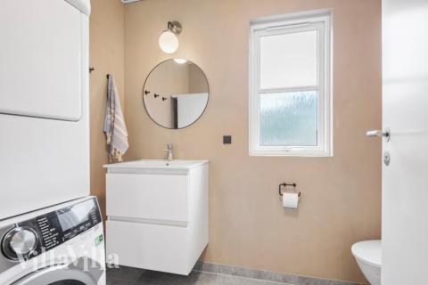 Ett duschrum finns i lyxstuga nr 167 för 24 personer.