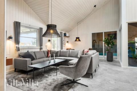 I soffhörnan i lyxstuga 167 i Vestjylland kan ni spela brädspel eller titta på film tillsammans.