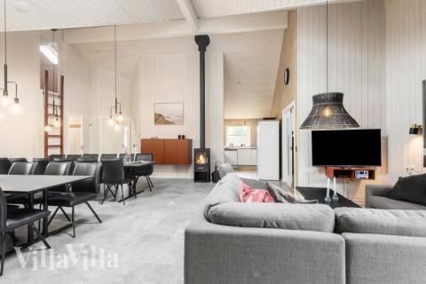 Det stora ljusa vardagsrummet i lyxstuga nr 167 för 24.