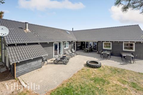 Den praktfulla poolstugan nr 167 med plats för 24 personer ligger i Vestjylland