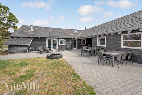 Lyxstuga nr 167 har en härlig terrass med sköna trädgårdsmöbler för 24 personer.