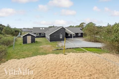 Till den trevliga sommarstugan nr 167 i Vestjylland erbjuds en mängd utomhusaktiviteter, t.ex. lektorn och gungor