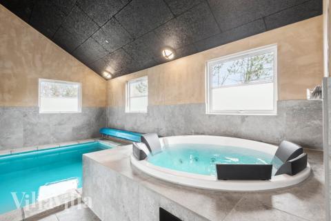 Njut av spabadets värme i lyxstuga nr 167 i Vestjylland