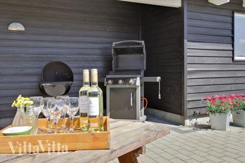 Njut av en grillkväll på terrassen i lyxstuga nr 176 i Vestjylland