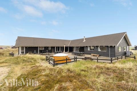 Den praktfulla poolstugan nr 176 med plats för 24 personer ligger i Vestjylland