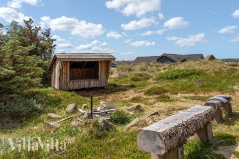 Till den trevliga sommarstugan nr 176 i Vestjylland erbjuds en mängd utomhusaktiviteter, t.ex. lektorn och gungor