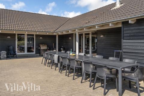 På terrassen i sommarhus nr 176 finns det plats för upp till 24 gäster.