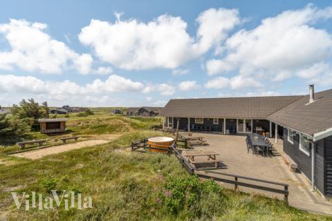 Lyxstuga nr 176 har en härlig terrass med sköna trädgårdsmöbler för 24 personer.