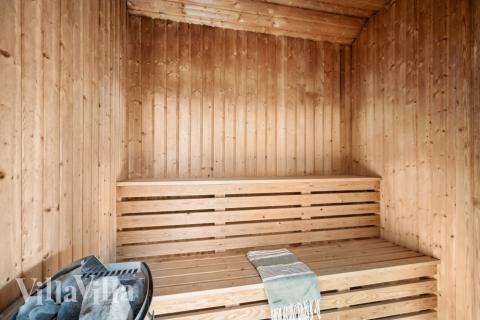 Njut av bastuvärmen i lyxstuga nr 176 för 24 personer