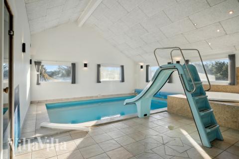 Sommarstuga 176 är inredd med en smakfull poolavdelning som har vattenrutschbana, ett stort inbyggt spapad och bastu