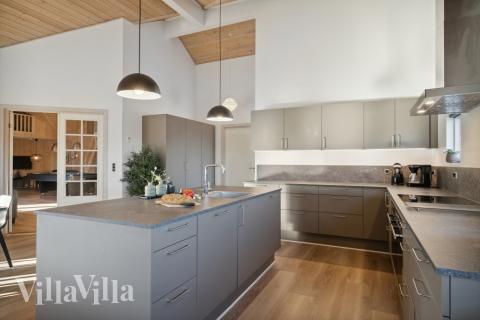 Köket i lyxstuga nr 176 är utrustat så att ni kan laga mat till 24 personer.