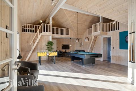 Förutom de många timmar som du kan tillbringa i stugans poolavdelning erbjuder lyxstuga 176 även biljard, bordtennis och dart