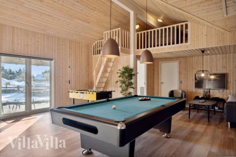 Lyxstuga 176 för 24 personer har ett stort aktivitetsrum med bl.a. biljard och dart