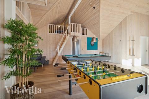 Aktivitetsrum i lyxstuga nr 176 med 9 sovrum och plats för 24 personer.