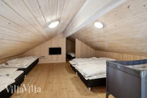 Några av de 24 sovplatserna finns på loftet i lyxstuga nr 176