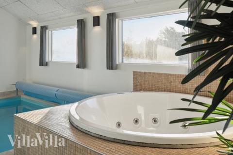 Njut av spabadets värme i lyxstuga nr 176 i Vestjylland