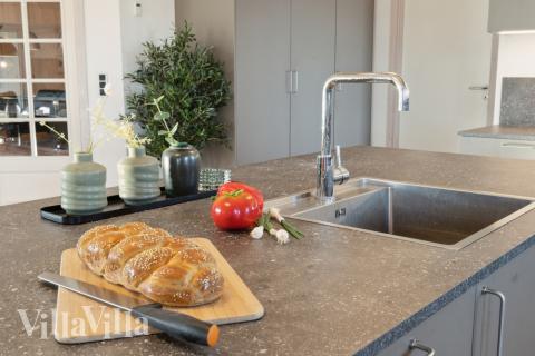 Köket i lyxstuga nr 176 är generöst inrett.