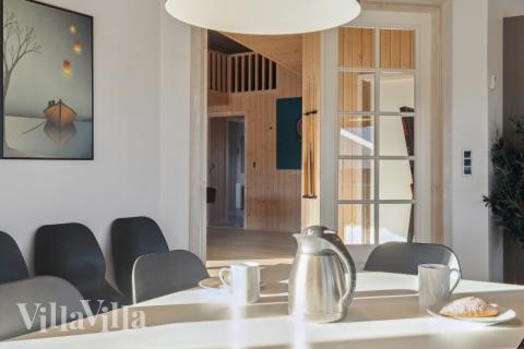 Det stora ljusa vardagsrummet i lyxstuga nr 176 för 24.