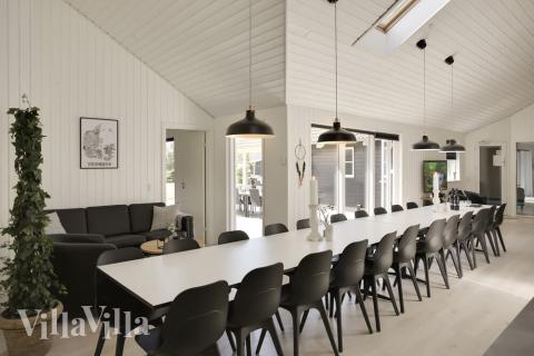 Vardagsrummet är mycket behagligt inrättat med soffgrupp, kakelugn och plattskärms-tv med DVD