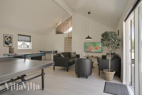 Behöver man lite annan förströelse förutom husets egna ”badland” finns här rikligt med aktiviteter. Huset har nämligen hela 2 aktivitetsrum - det ena med biljard, dart och bar