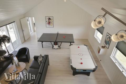 Husets andra aktivitetsrum är utrustat med airhockey, bordsfotboll, bordtennis och soffgrupp med plattskärms-tv och Playstation 