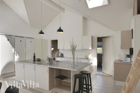 Huset har alla tänkbara faciliteter, och inte minst köket, som i öppen förbindelse med vardagsrummet, har dubbla uppsättningar diskmaskiner, elspisar, kylskåp, mikrovågsugnar och frysar