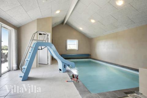 Huset har en lyxig poolavdelning med stor swimmingpool, vattenrutschbana, stort spa-bad med plats för 4-6 personer, separata badrum med golvvärme och bastu