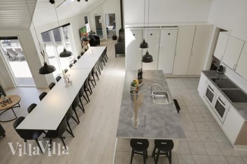 Det stora ljusa vardagsrummet i lyxstuga nr 207 för 26.