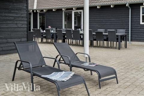 Njut av en grillkväll på terrassen i lyxstuga nr 207 i Lolland/Falster/Møn