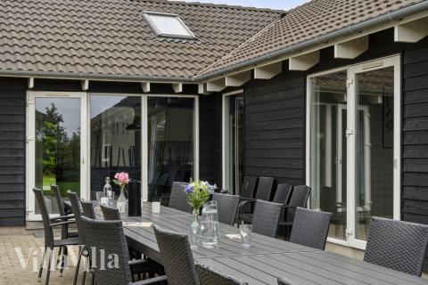 Lyxstuga nr 207 har en härlig terrass med sköna trädgårdsmöbler för 26 personer.