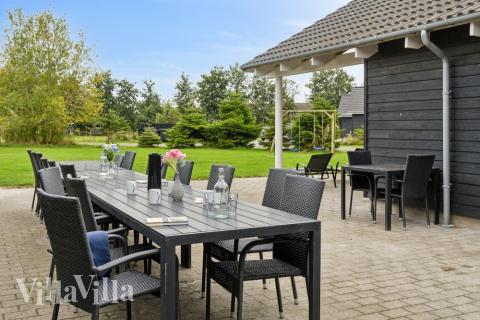 På terrassen i sommarhus nr 207 finns det plats för upp till 26 gäster.