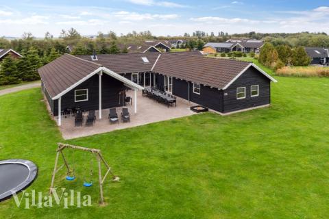 I Lolland/Falster/Møn ligger detta vackra poolhus nr 207 med plats för 26 personer.