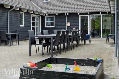 Till den trevliga sommarstugan nr 207 i Lolland/Falster/Møn erbjuds en mängd utomhusaktiviteter, t.ex. lektorn och gungor