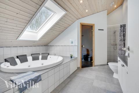 Njut av spabadets värme i lyxstuga nr 232 i Lolland/Falster/Møn
