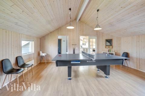 Förutom de många timmar som du kan tillbringa i stugans poolavdelning erbjuder lyxstuga 232 även biljard, bordtennis och dart