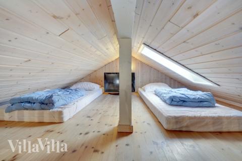 Några av de 10 sovplatserna finns på loftet i lyxstuga nr 232