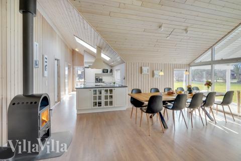 Det stora ljusa vardagsrummet i lyxstuga nr 232 för 10.