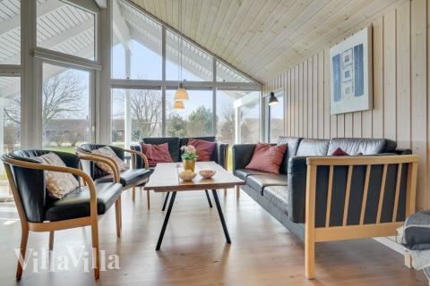 I soffhörnan i lyxstuga 232 i Lolland/Falster/Møn kan ni spela brädspel eller titta på film tillsammans.