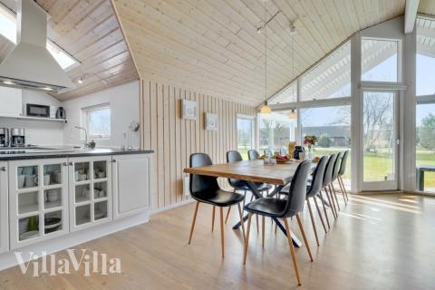 Ni kan sitta 10 personer tillsammans i vardagsrummet när ni besöker lyxhus nr 232 i Lolland/Falster/Møn.