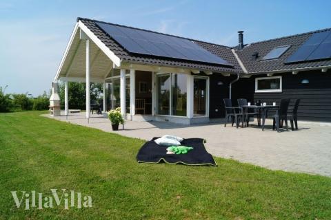 Lyxstuga nr 232 har en härlig terrass med sköna trädgårdsmöbler för 10 personer.