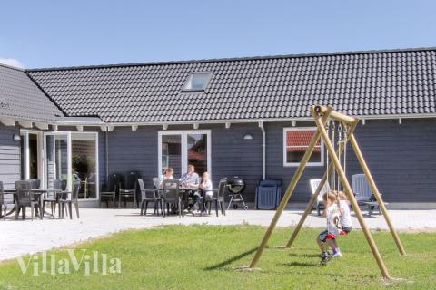 Huset har en stor terrass där det kan grillas och umgås. För de minsta gästerna finns gungor och sandlåda i trädgården