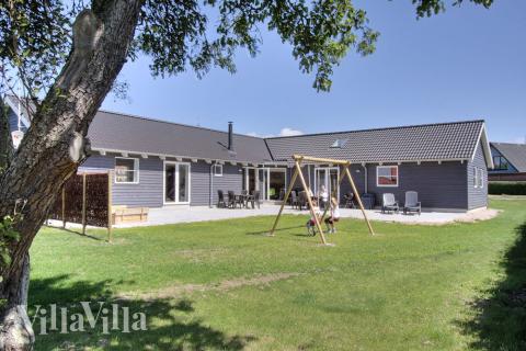 Detta flotta lyxhus ligger på en stor tomt nära vattnet i trevliga Langeland