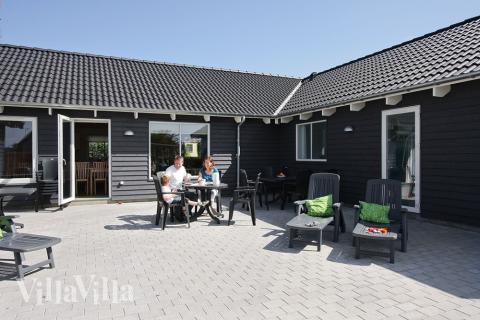 Den stora terrassen är perfekt för soliga dagar eller mysiga grillaftnar med familj och vänner
