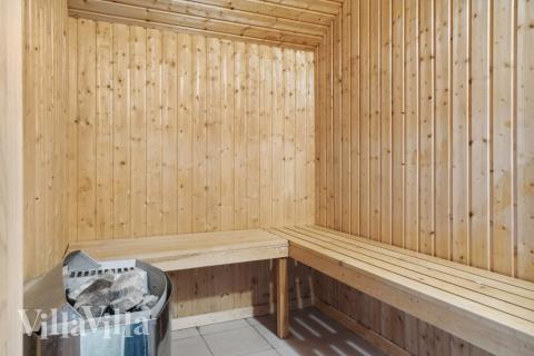 Njut av bastuvärmen i lyxstuga nr 212 för 14 personer