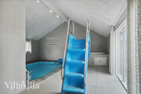 Sommarstuga 212 är inredd med en smakfull poolavdelning som har vattenrutschbana, ett stort inbyggt spapad och bastu