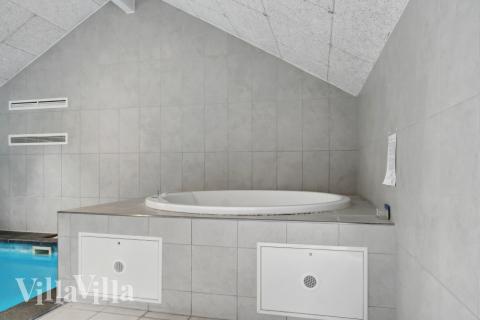 Njut av spabadets värme i lyxstuga nr 212 i Lolland/Falster/Møn