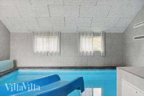 Den härliga poolen i lyxstuga nr 212 för 14 personer