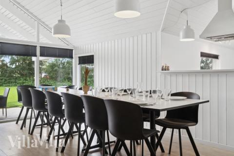 Det stora ljusa vardagsrummet i lyxstuga nr 212 för 14.