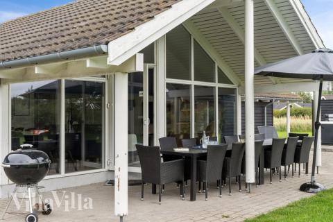 Njut av en grillkväll på terrassen i lyxstuga nr 212 i Lolland/Falster/Møn