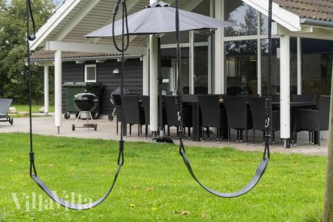 Till den trevliga sommarstugan nr 212 i Lolland/Falster/Møn erbjuds en mängd utomhusaktiviteter, t.ex. lektorn och gungor